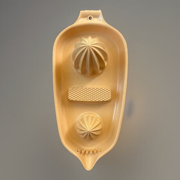 Vtg 1970 Retro Hutzler Juicer Squeezer Reamer Green USA Plastic Citrus Fruit - Picture 1 of 3